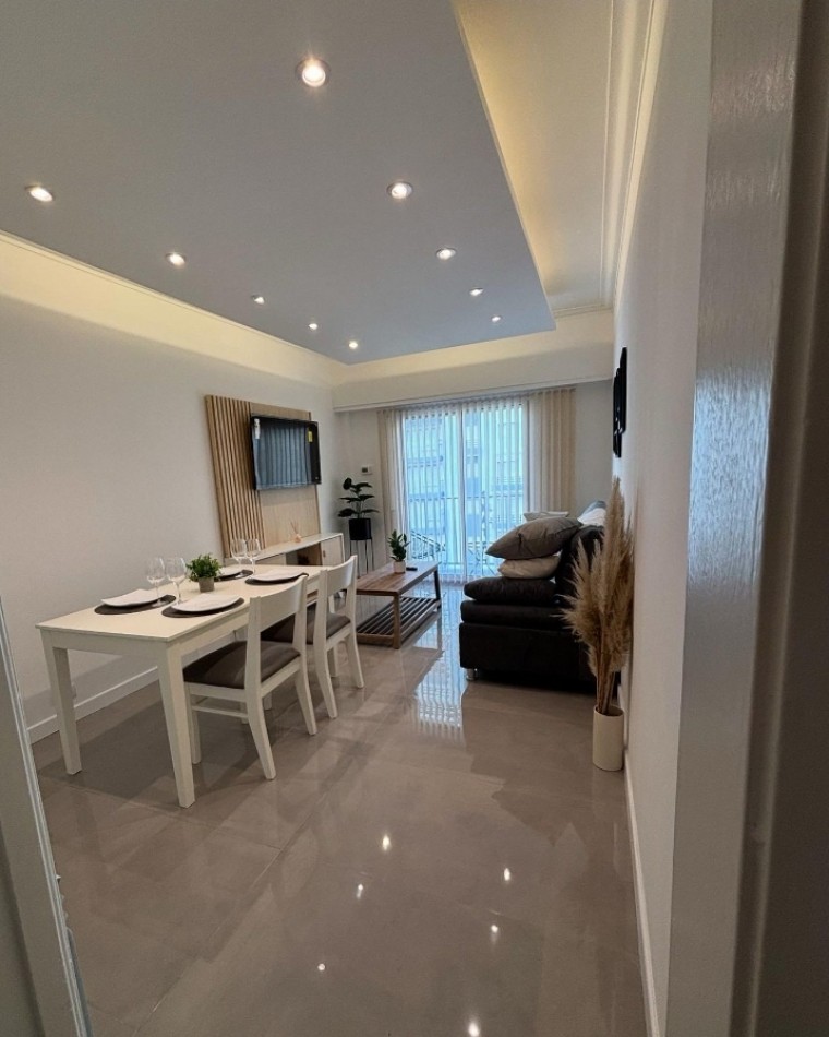 Departamento de 3 ambientes a la calle con balcon corrido y vista lateral al mar. 
