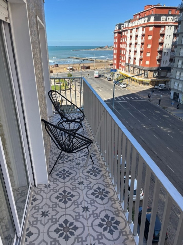 Departamento de 3 ambientes a la calle con balcon corrido y vista lateral al mar. 