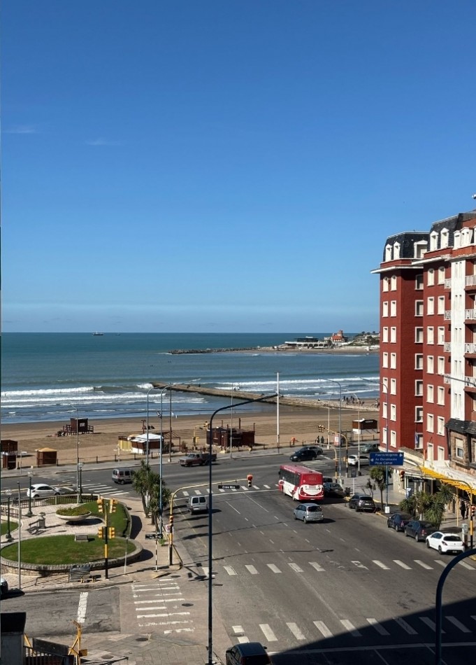 Departamento de 3 ambientes a la calle con balcon corrido y vista lateral al mar. 
