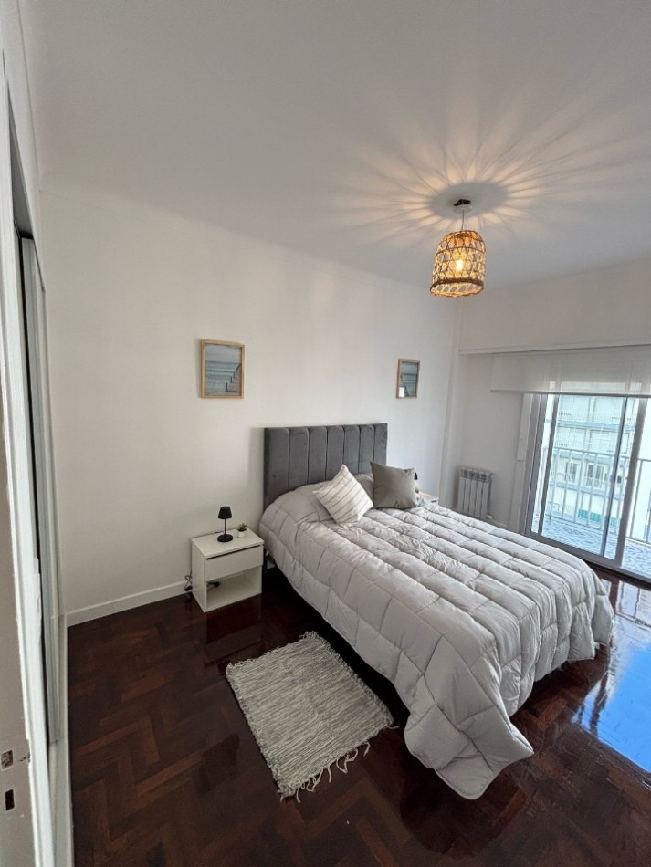 Departamento de 3 ambientes a la calle con balcon corrido y vista lateral al mar. 