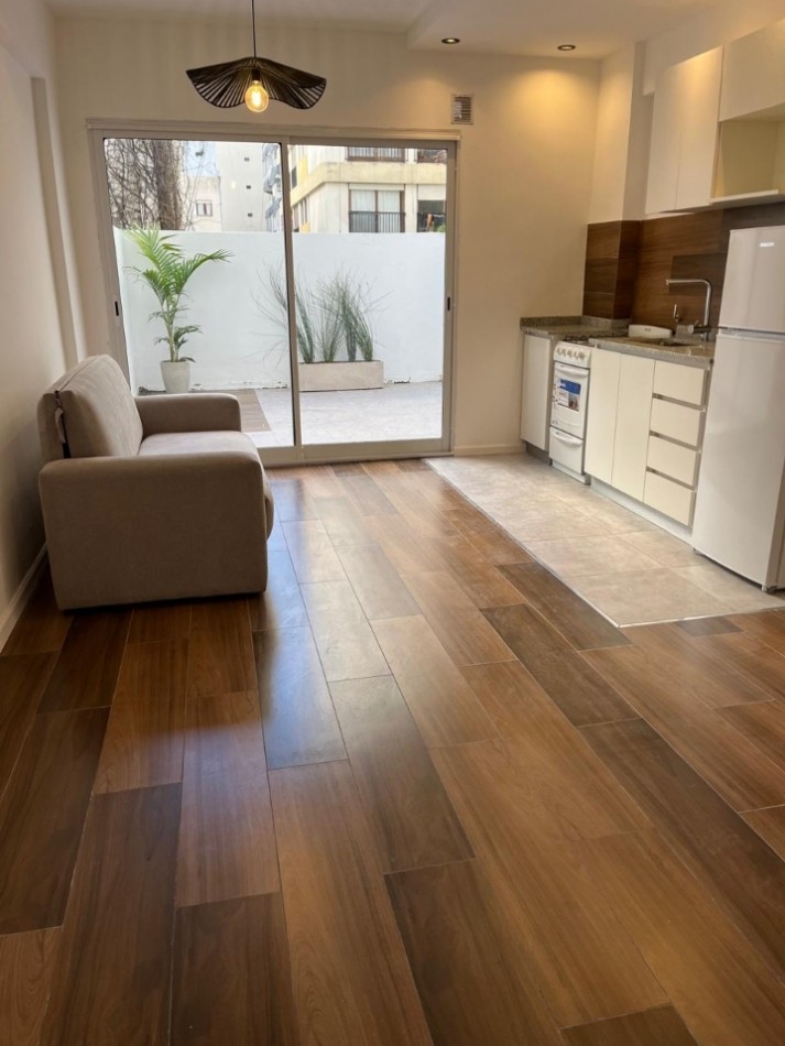 Departamento de 1 ambiente con patio. 