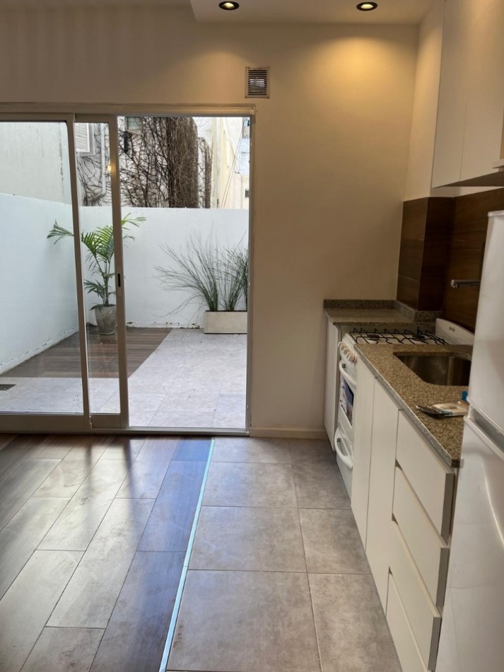 Departamento de 1 ambiente con patio. 