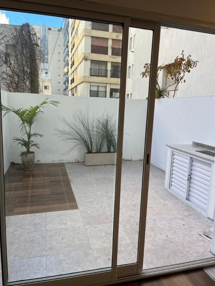 Departamento de 1 ambiente con patio. 