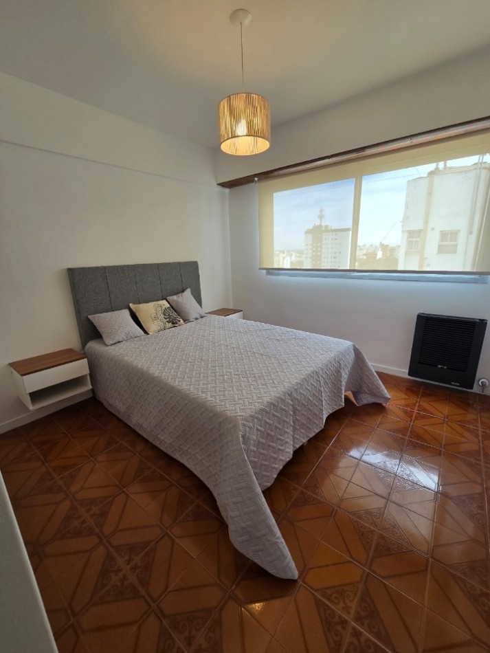 Dos ambientes con balcon saliente y cochera fija.