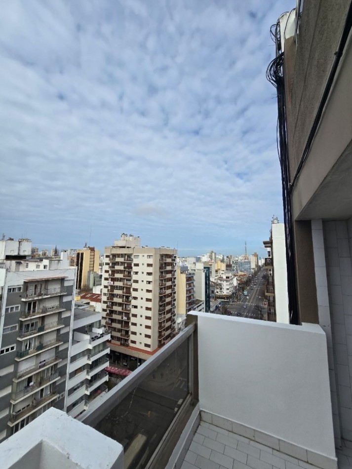 Dos ambientes con balcon saliente y cochera fija.