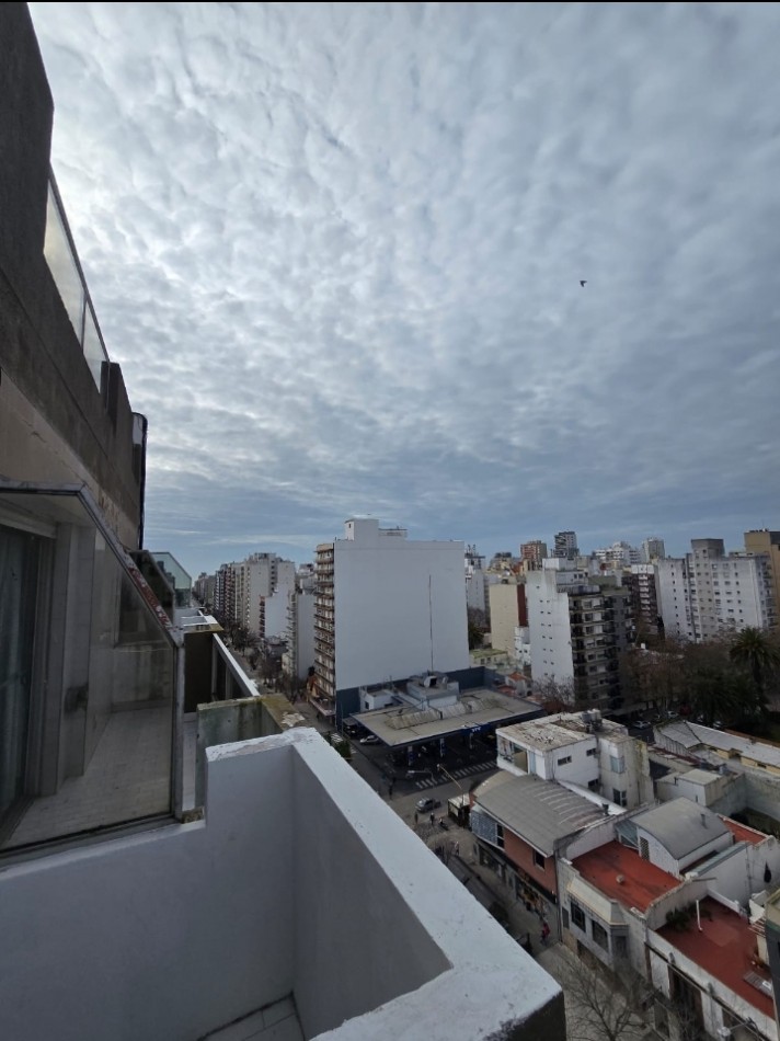 Dos ambientes con balcon saliente y cochera fija.