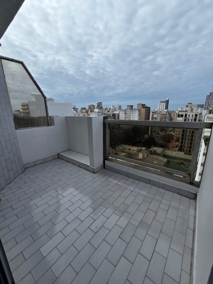 Dos ambientes con balcon saliente y cochera fija.