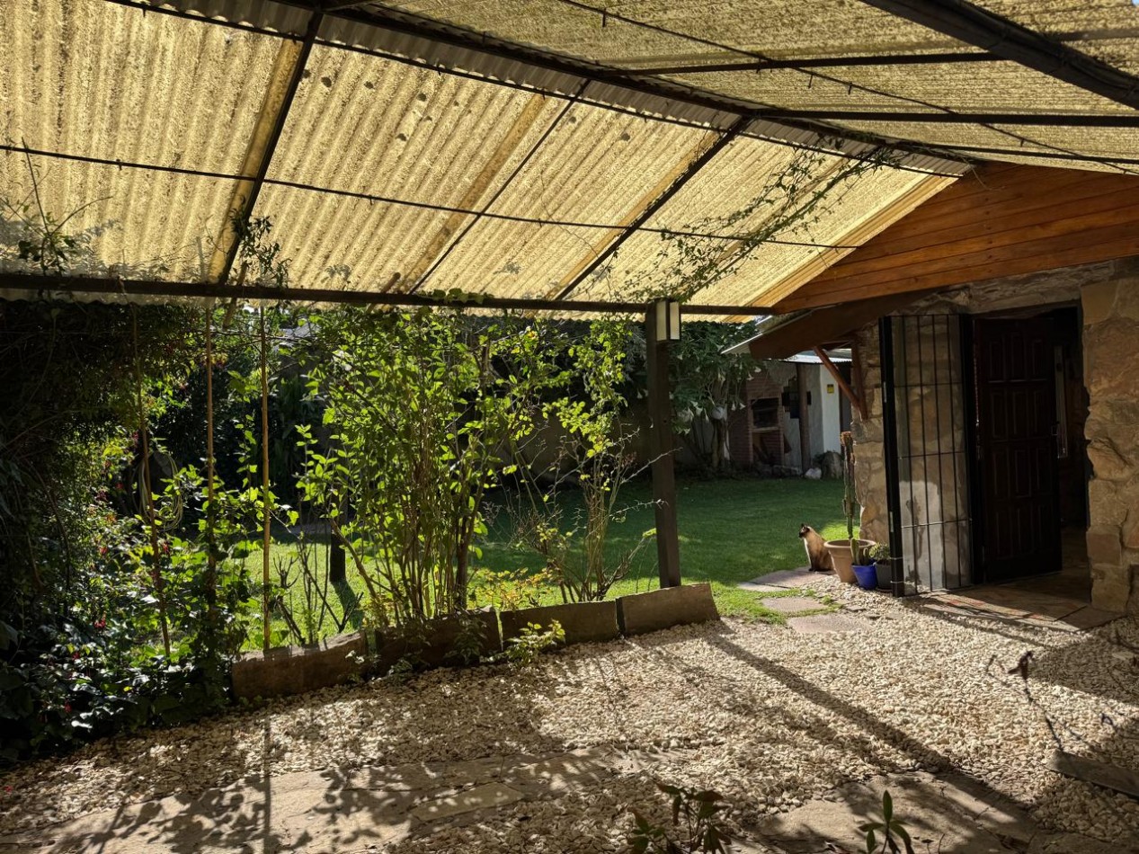 CASA TIPO CABAÑA DE 2 AMB CON PARQUE MAS DEPARTAMENTO EN BOSQUE PERALTA RAMOS. APTO CREDITO.