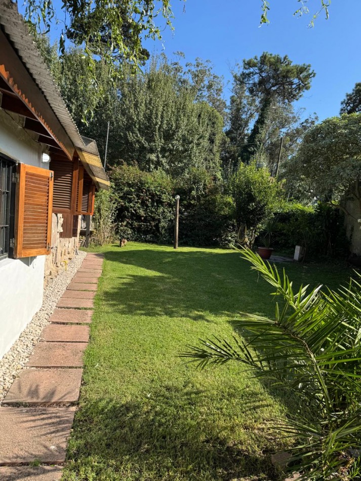 CASA TIPO CABAÑA DE 2 AMB CON PARQUE MAS DEPARTAMENTO EN BOSQUE PERALTA RAMOS. APTO CREDITO.