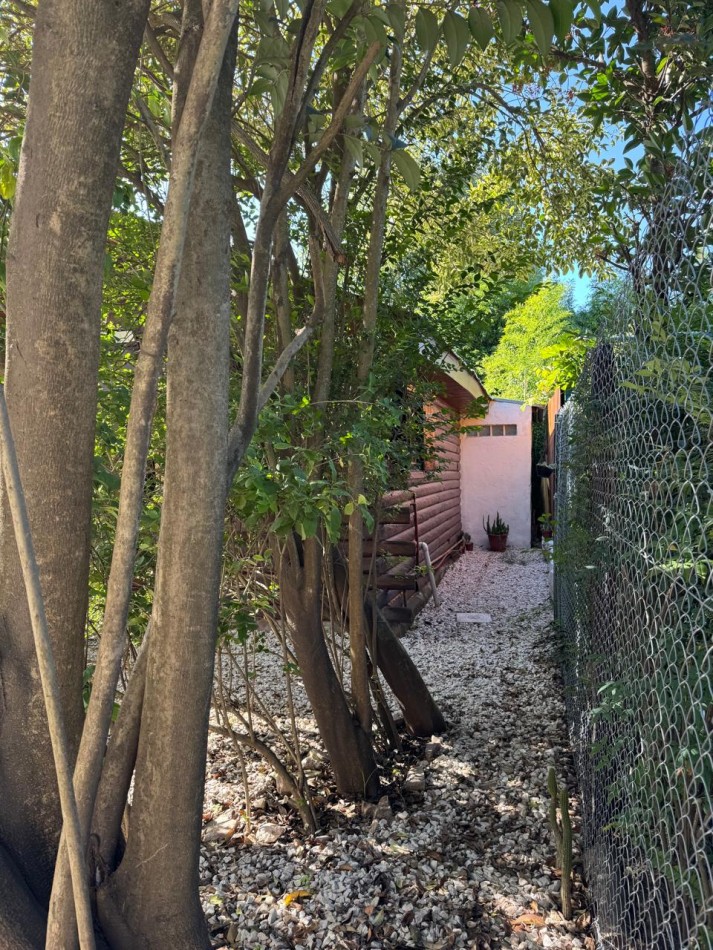CASA TIPO CABAÑA DE 2 AMB CON PARQUE MAS DEPARTAMENTO EN BOSQUE PERALTA RAMOS. APTO CREDITO.