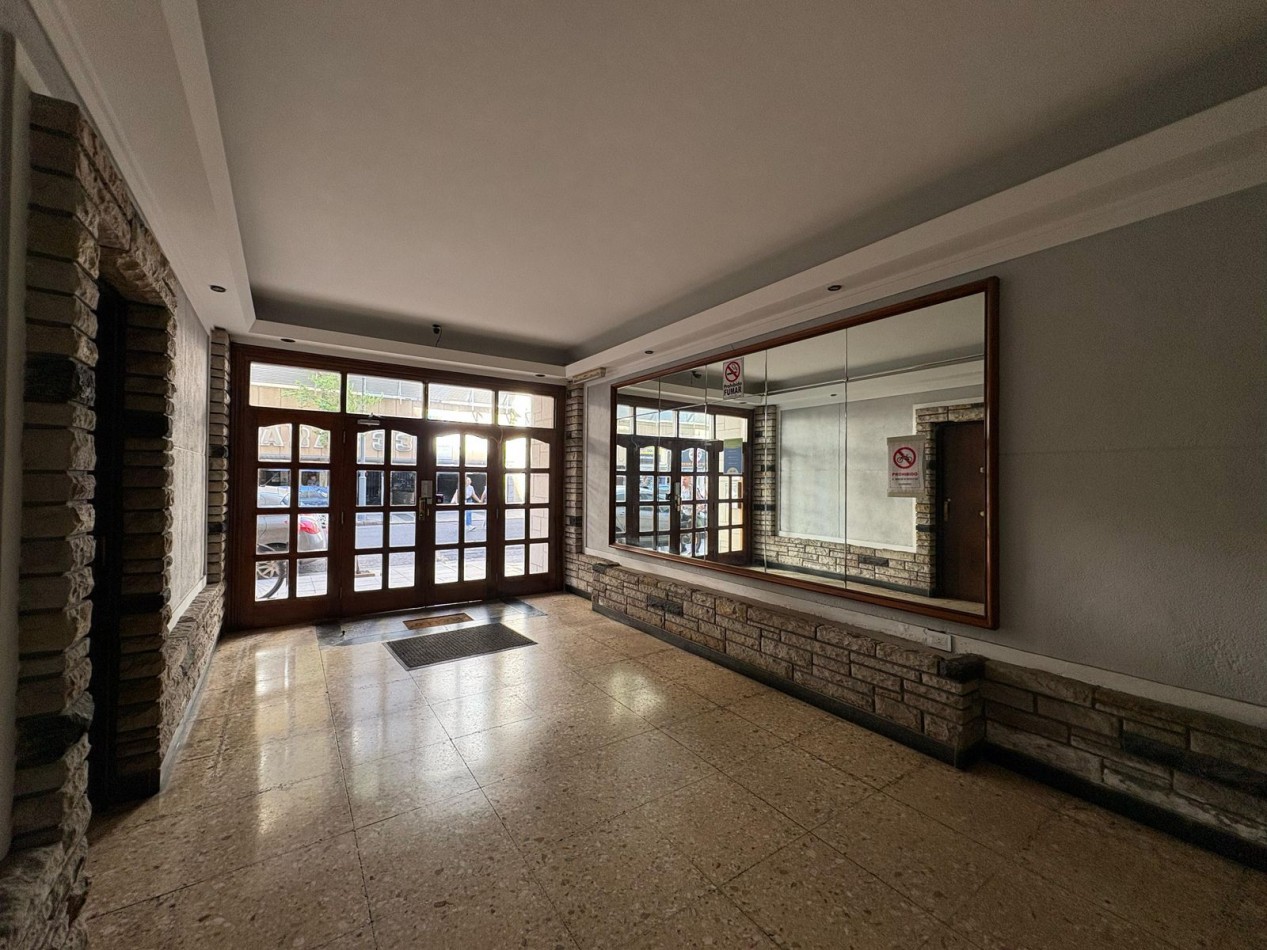DEPARTAMENTO DE 3 AMB CON DEPENDENCIA DE SERVICIO AL CONTRAFRENTE EN PLAZA COLON. APTO CREDITO