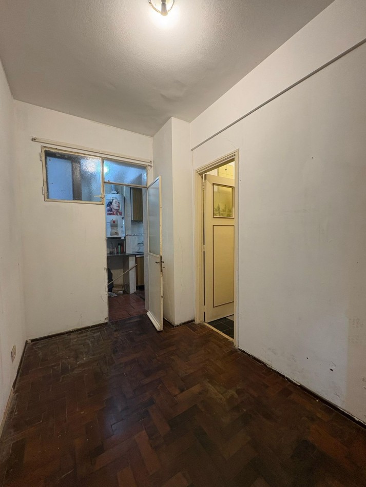 DEPARTAMENTO DE 3 AMB CON DEPENDENCIA DE SERVICIO AL CONTRAFRENTE EN PLAZA COLON. APTO CREDITO
