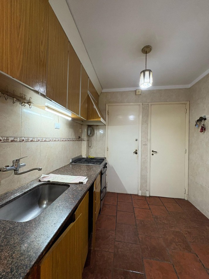 DEPARTAMENTO DE 3 AMB CON DEPENDENCIA DE SERVICIO AL CONTRAFRENTE EN PLAZA COLON. APTO CREDITO